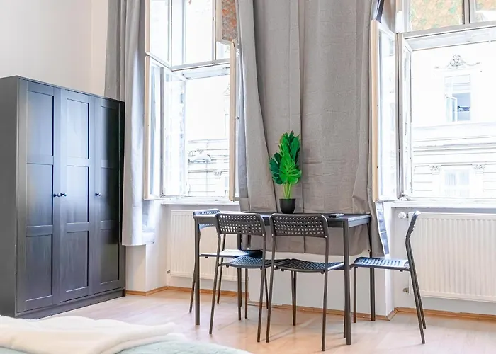 Comfortable 2br For 5, Near Wiener Stadthalle Apartment *
