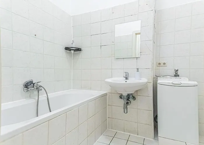 Comfortable 2br For 5, Near Wiener Stadthalle Apartment *